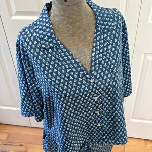 Haute Hippie blue and white fleur di lis design 2 piece short pajamas